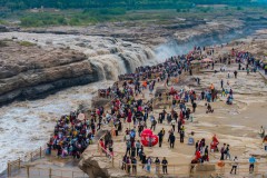 万人同赏黄河咆哮！壶口瀑布国庆期间人气“爆棚”