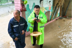 风雨逆行践初心 国寿担当护镇安——中国人寿镇安支公司抗洪抢险一线纪实