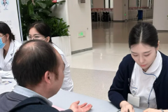 全国爱肝日 西安市红会医院开展义诊服务