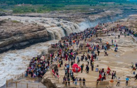 万人同赏黄河咆哮！壶口瀑布国庆期间人气“爆棚”