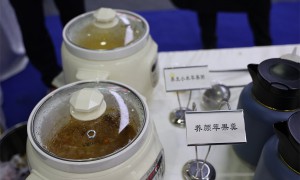 陕西洛川：展览展示 苹果菜品 AI无人直播凭实力成“显眼包”
