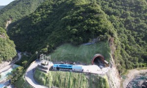 西康高铁首条万米隧道贯通