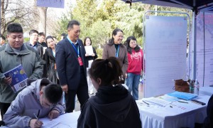咸阳师范学院举办2025届陕西省高校毕业生师范类“校友单位”招聘会