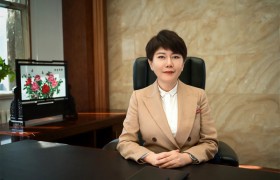 西安翻译学院董事长丁晶荣登《时代人物》封面