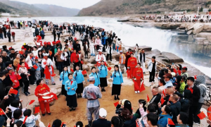 踏青寻红忆先烈，延安迎来红色旅游热潮