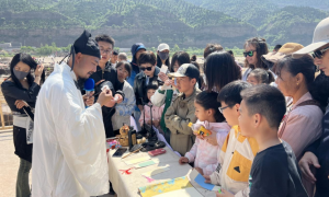 踏青寻红忆先烈，延安迎来红色旅游热潮