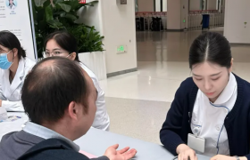 全国爱肝日 西安市红会医院开展义诊服务