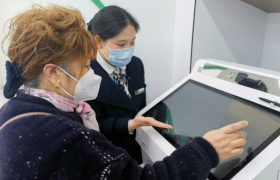 坚守为民情怀，把好服务送到客户心坎上